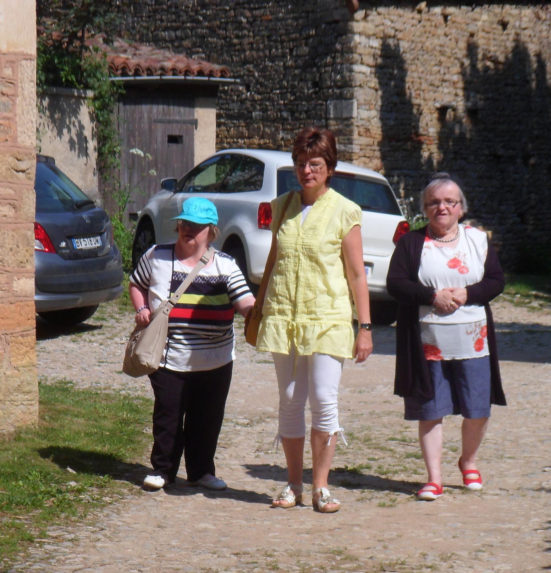 Nadine et Martine en route pour la visite du château fort de Brancion