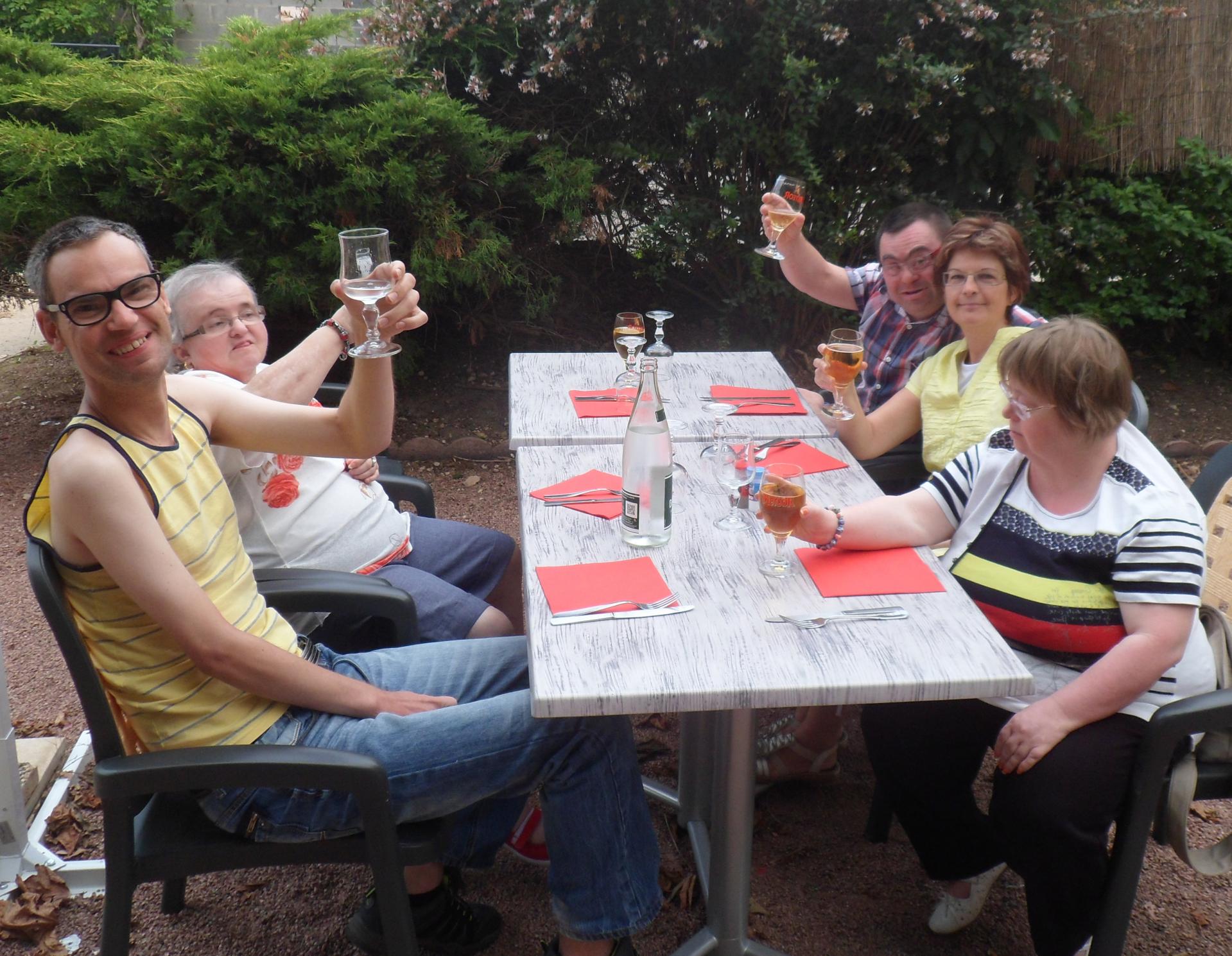 Apéro au restaurant du village de Laives